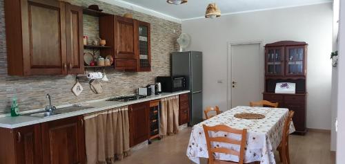 The Lover House - Strettura