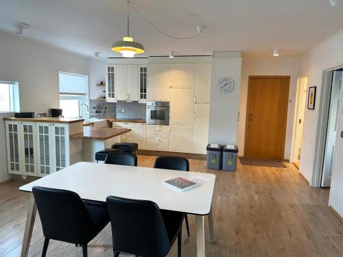 Two-Bedroom Apartment with Balcony - Ránargata 46 image 10