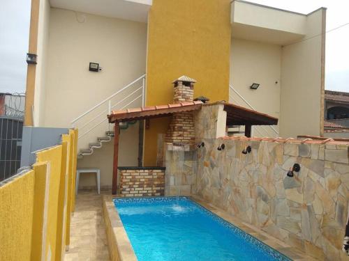 Casa com Piscina Aquecida, Churrasqueira e Wi-fi, lado praia de Itanhaém