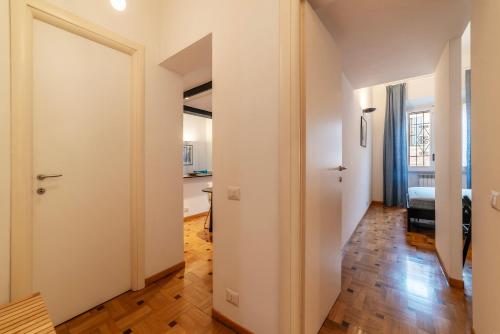 GuestHost - Trastevere Delightful Apartment, Рим (фото 6)
