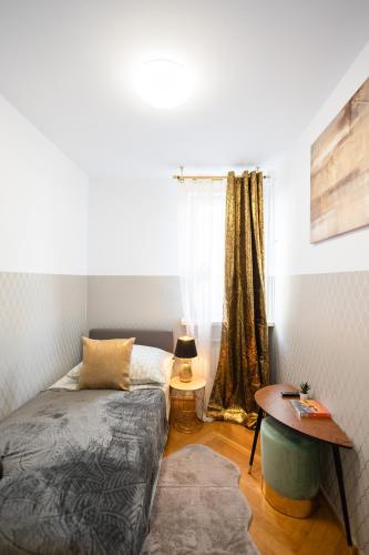 ClickTheFlat Stawki Apart Rooms Room Type - Standard Single Room with Shared Bathroom