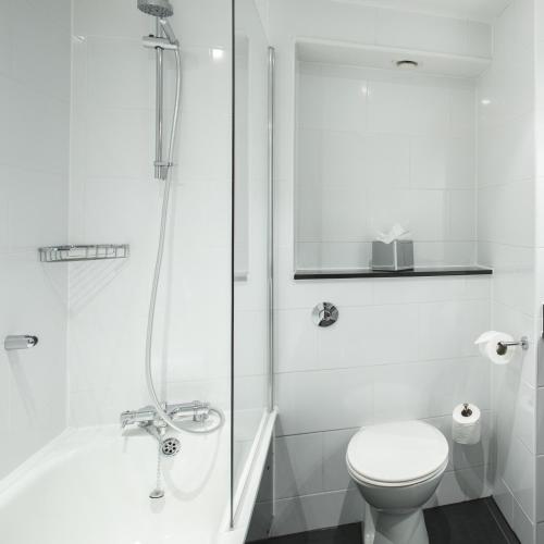 One-Bedroom Suite Lounge Access image 3