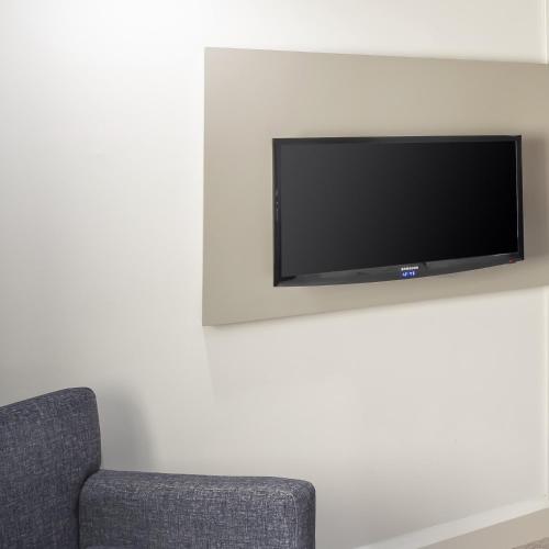 1 Super King Bed Premium Lounge Access image 2