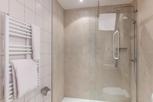 King Guest Room image 8
