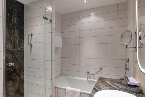 Deluxe King Room image 9
