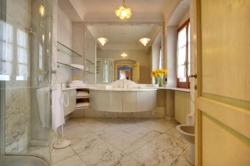 Zuhanyzó, Villa Chiara - Teloni in Lucolena