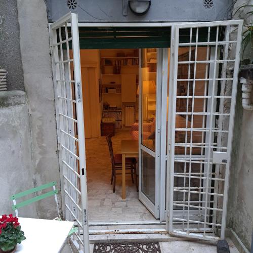 HOUSE UP TO THE HILL - stanza con soggiorno a Monteverde vecchio, Rome (photo 9)