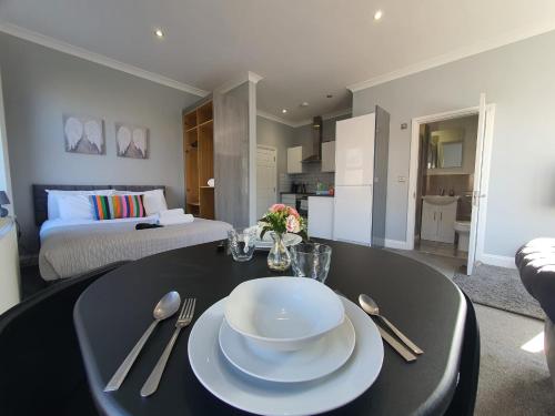 Lovely Maidstone Gem - Sleeps 2 - Tap to explore photos