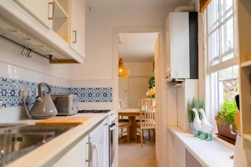 Dartmouth Town Centre 2 bedroom stylish apartment is perfect for families and couples with a happy & in Dartmouth