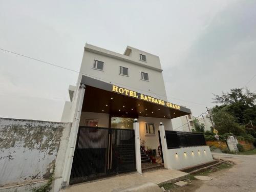 Hotel Satsang Grand