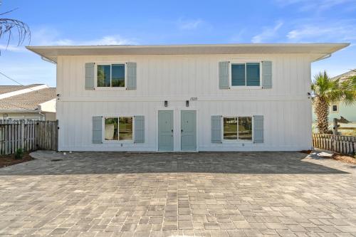 Family Tides Beach House by Panhandle Getaways thumb 2