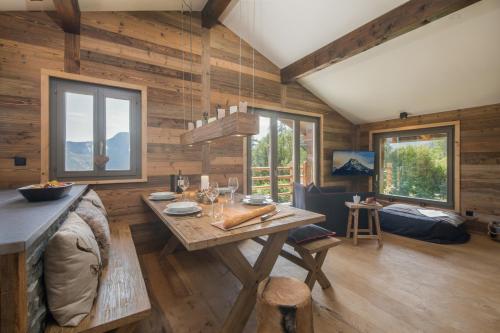 Chalet Capricorne Alpine Chique Sauna in Riddes