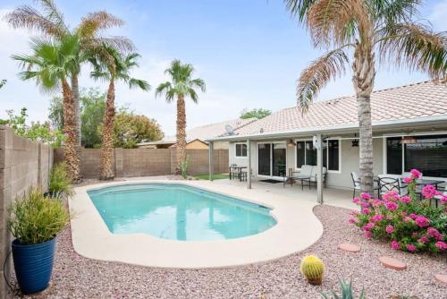 Sunkissed Private Pool 3BR Oasis w Outdoor Lounge