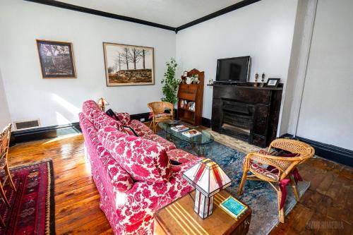 Parkside Paradise Elegant Victorian Home Just Steps from the Park in ويست هومستيد - بنسلفانيا