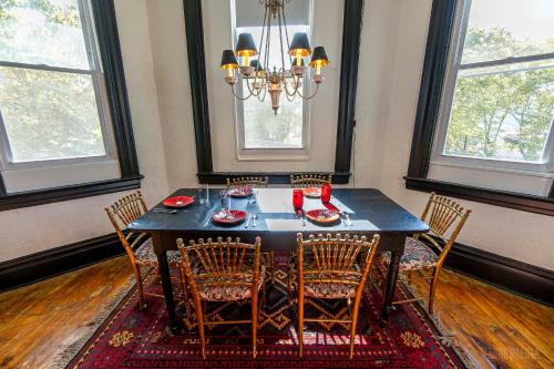 Parkside Paradise Elegant Victorian Home Just Steps from the Park in ويست هومستيد - بنسلفانيا