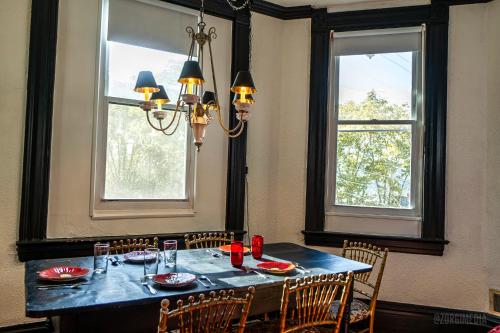 Parkside Paradise Elegant Victorian Home Just Steps from the Park in ويست هومستيد - بنسلفانيا