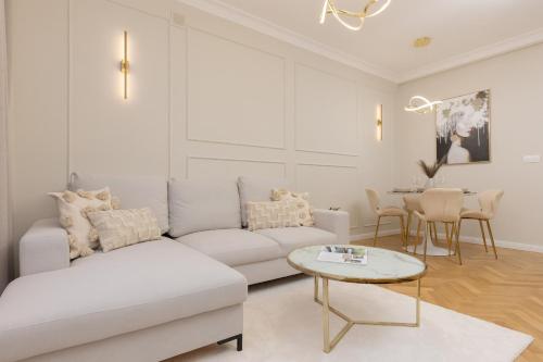 Bright & Elegant Apartment Warsaw by Noclegi Renters, Varšava