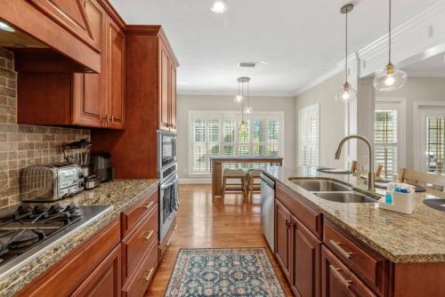 Konyha, Serene Smart Home, Big Backyard, Family and Friends in Killearn Estates