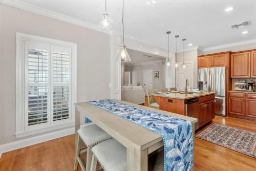 Konyha, Serene Smart Home, Big Backyard, Family and Friends in Killearn Estates