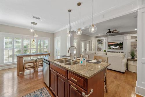 Konyha, Serene Smart Home, Big Backyard, Family and Friends in Killearn Estates