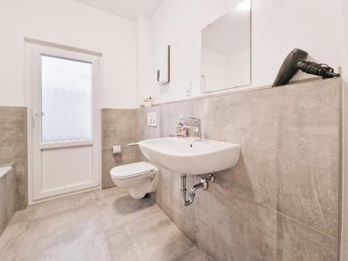 Tolstov Apartments - City Apartment with 3 Rooms - 15 Min Messe DUS & 10 Min Old Town DUS, Düsseldorf (photo 6)