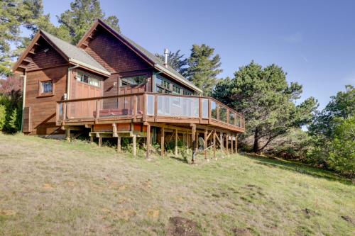 Romantic Ridgetop Escape with Hot Tub Near Mendocino - image 3