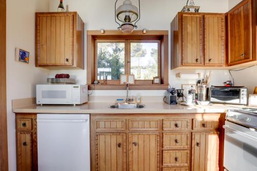 Romantic Ridgetop Escape with Hot Tub Near Mendocino - image 11