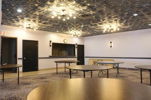 Quality Inn & Suites - image 7