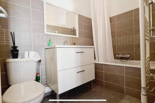 One-Bedroom Apartment image 2