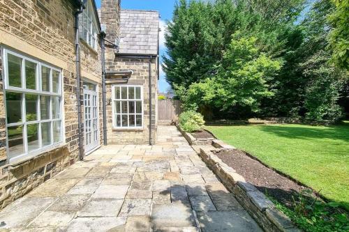 Spacious stone cottage w/ extensive private garden