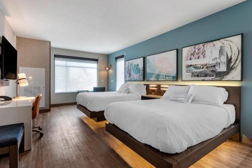 Standard Queen Room with Two Queen Beds - Non Smoking image 2