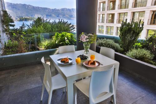 Apartment with Sea View room in Royal Gardens Paradise