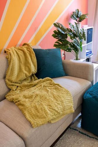 Your UF Getaway: 1 Block from Campus - 4 BD Haven in Gainesville, USA