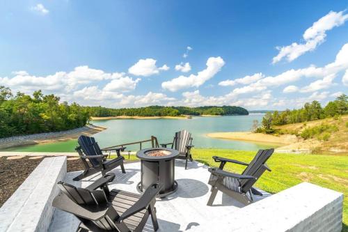 Lake Front Home, only 18 miles to Pigeon Forge! in Sevierville, USA