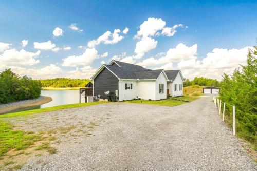 Lake Front Home, only 18 miles to Pigeon Forge! Lake Front Home, only 18 miles to Pigeon Forge!