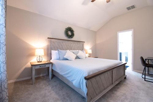 B&B McKinney - Texas Roots: King Beds and Modern Comfort - Bed and Breakfast McKinney