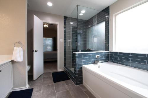 Texas Roots: King Beds and Modern Comfort in McKinney, USA