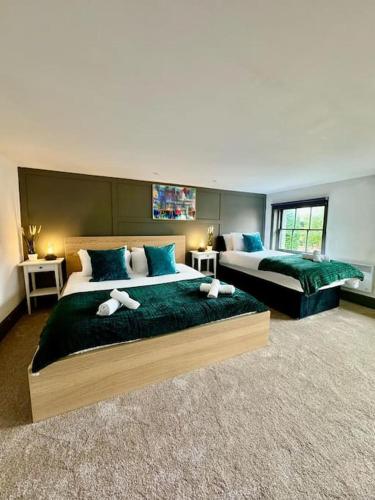 Burton Manor-Sleeps 16 in Burton Town Centre