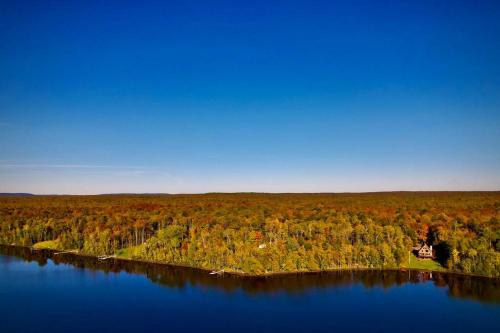 Elk House Hideaway with hot tub sauna & lakefront