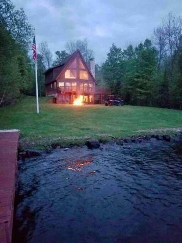 Elk House Hideaway with hot tub sauna & lakefront