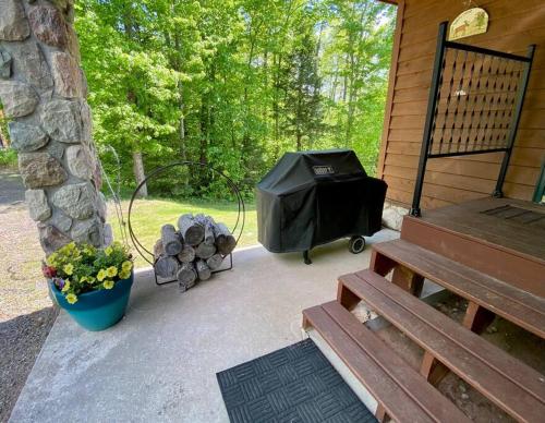 Elk House Hideaway with hot tub sauna & lakefront