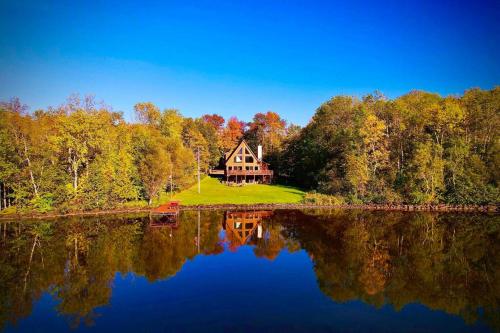 Elk House Hideaway with hot tub sauna & lakefront