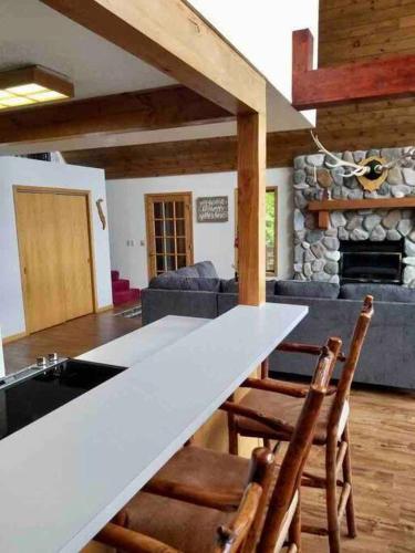 Elk House Hideaway with hot tub sauna & lakefront