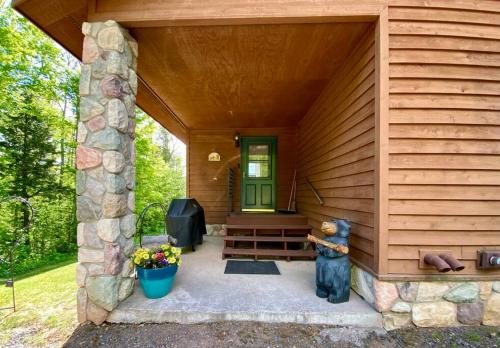 Elk House Hideaway with hot tub sauna & lakefront