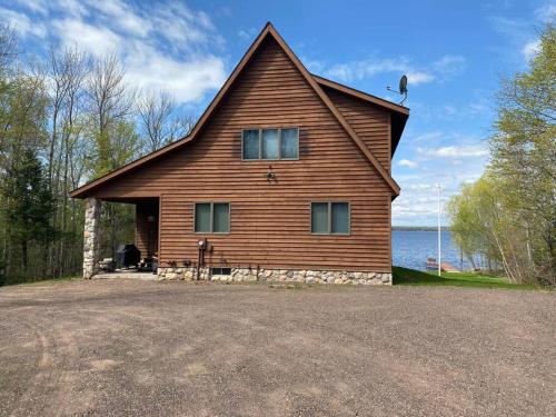 Elk House Hideaway with hot tub sauna & lakefront