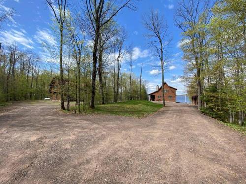 Elk House Hideaway with hot tub sauna & lakefront