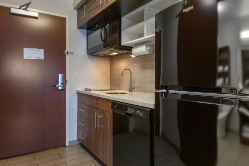 厨房, I-90市中心美茵斯坦套房酒店 (MainStay Suites I-90 City Center) in 多蓝湖(ID)
