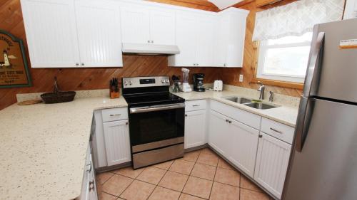 Semi-Oceanfront, 100 ft to beach access, Sun Decks, KH141, Blue Heaven in Kitty Hawk (NC)