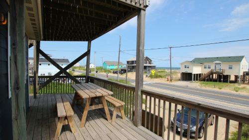 Semi-Oceanfront, 100 ft to beach access, Sun Decks, KH141, Blue Heaven in Kitty Hawk (NC)