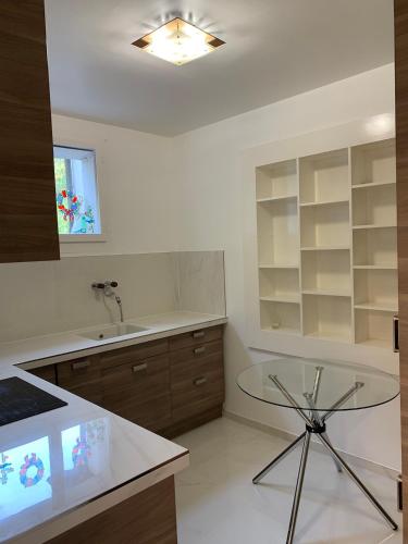 Two big rooms are connected in the villa near the airport, share bathroom and share kitchen